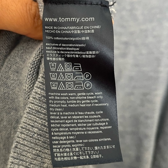 TOMMY Hilfiger v-neck top in excellent condition - Picture 4 of 4